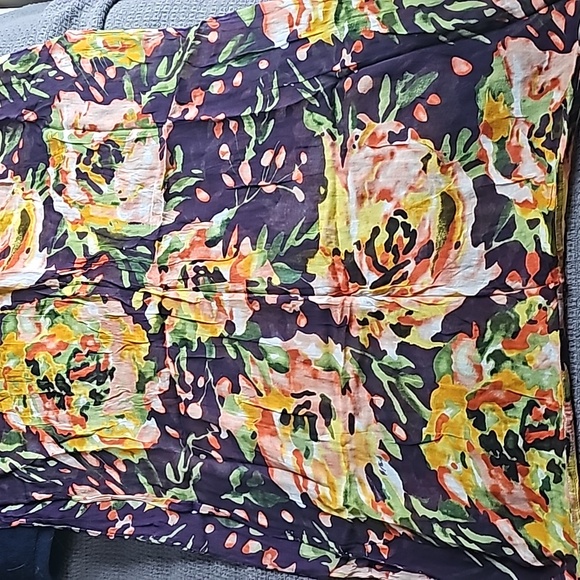 Floral pattern viscose circle scarf - Picture 8 of 10